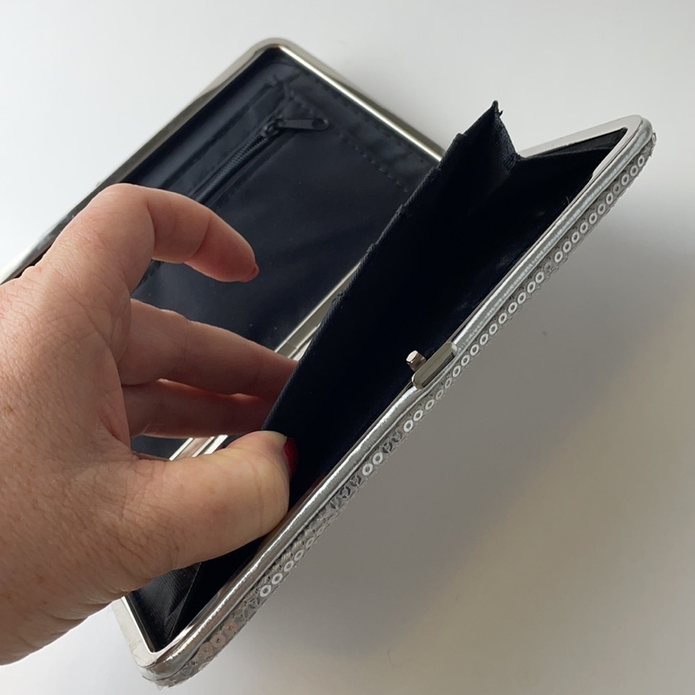 Hard Case Silver Sequin Wallet 17 x 9 x 2 cm - Picture 9 of 10